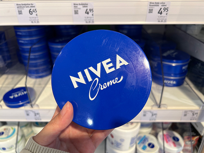 NIVEAの青い缶のパッケージ