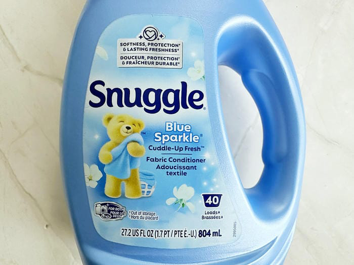 可愛いクマが描かれた「Snuggle」の柔軟剤パッケージ