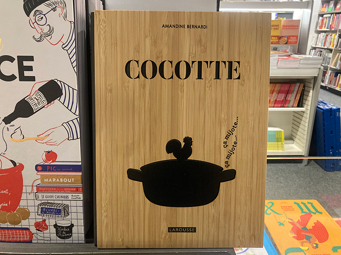 「ココット料理」に関するレシピ本。リアルな木の装丁が印象的