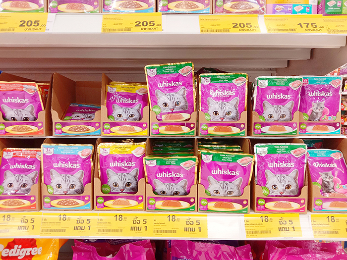 鮮やかな紫色が目を引く「Whiskas」の商品