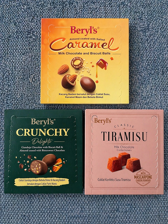 Caramel(上の黄色い箱)、Beryl's Classic Tiramisu(右下のワインレッドの箱)、Crunchy Delights(左下の緑色の箱)
