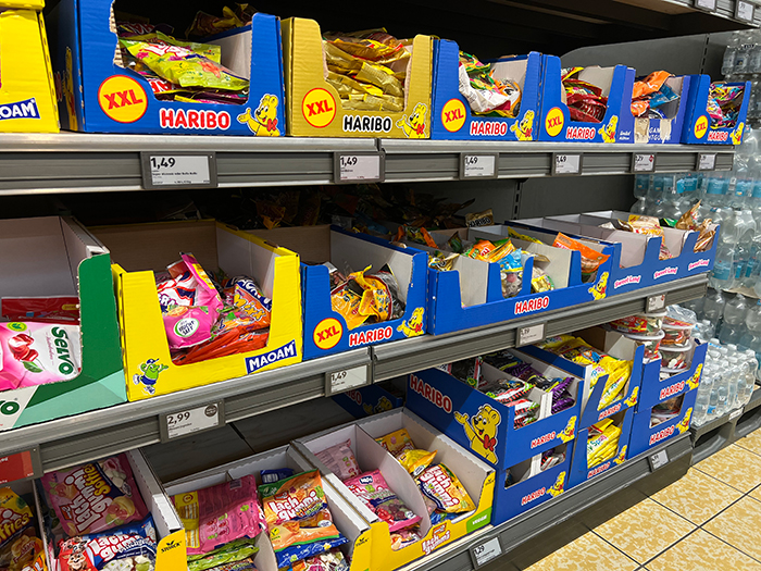 HARIBOの商品がずらりと並ぶ棚