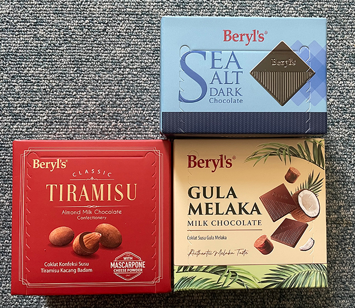 Tiramisu Almond Milk Chocolate(左下赤箱)、Sea Salt Dark Chocolate(右上の青箱)、Gula Melaka Milk Chocolate(右下の黄色の箱)