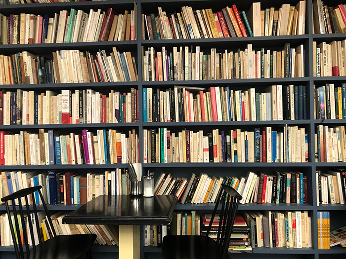 フランスの書店の本棚