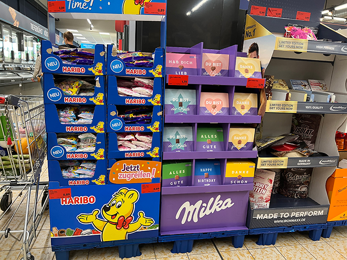 HARIBOとMilkaの商品棚