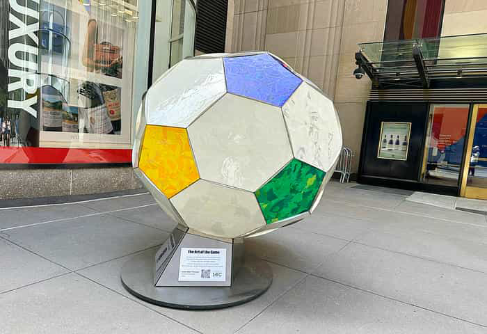 街中に展示されている大きなサッカーボールのアート