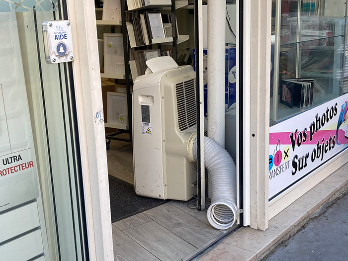 ポータブルエアコンを設置した文房具店