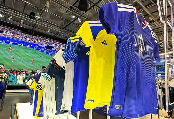 世界各国チームのユニフォームや関連グッズが販売されているサッカーショップ