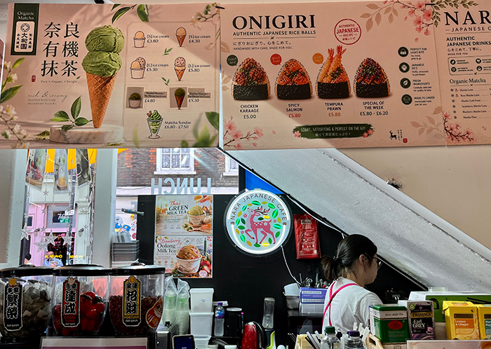 「Nara Japanese Cafe」のメニュー表と店内