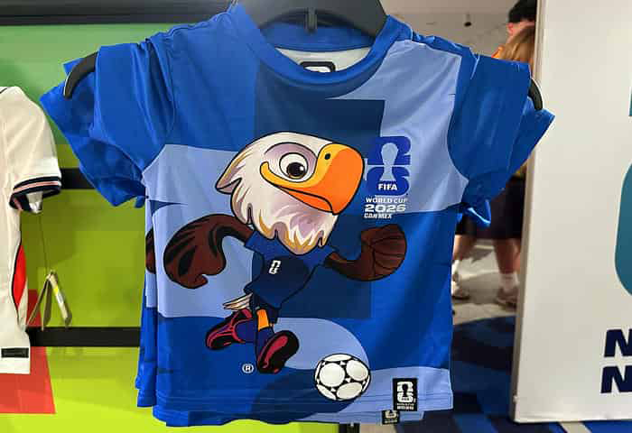 ワシのキャラクターがデザインされた子ども用Tシャツ
