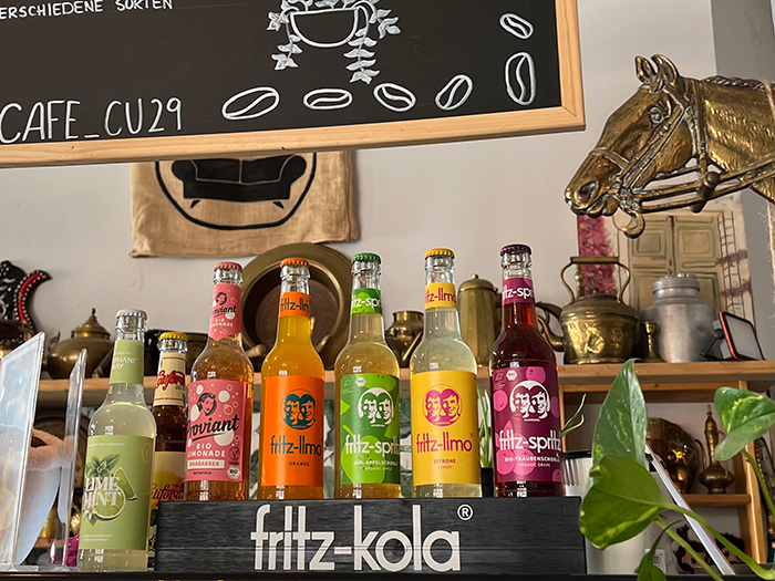 カフェに「fritz-kola」が飾られている
