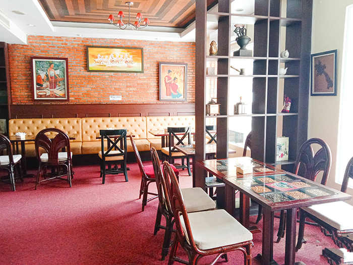 ラオスの文化を象徴する絵画が飾られている店内