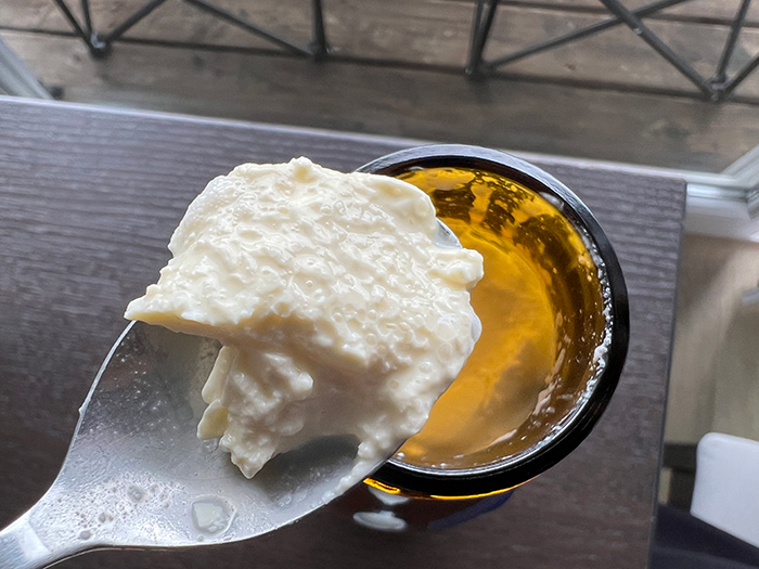 表面にクリームの塊のようなものが浮かんでいる