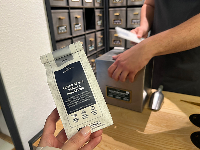シンプルな茶葉のパッケージ