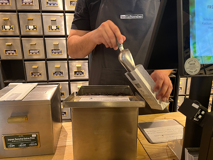 実際に茶葉の香りを確認できる