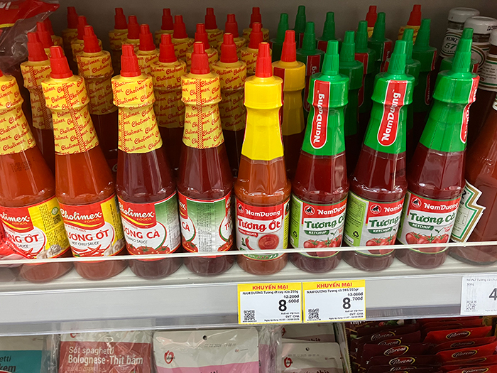 先が円錐状に尖ったタイプのボトルで販売されているトマトケチャップ