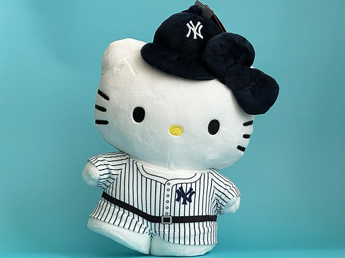 ヤンキースのユニフォームとキャップを身に着けたハローキティ