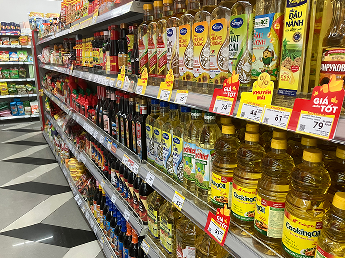 ベトナムのスーパーの調味料コーナー