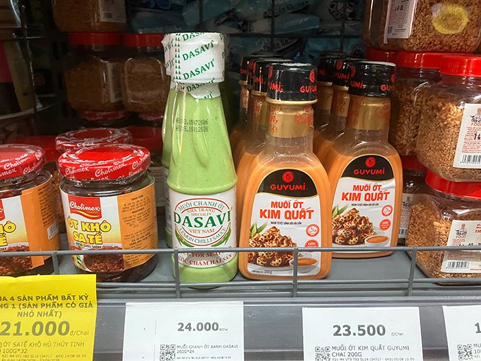 ベトナムのスーパーに陳列されている調味料