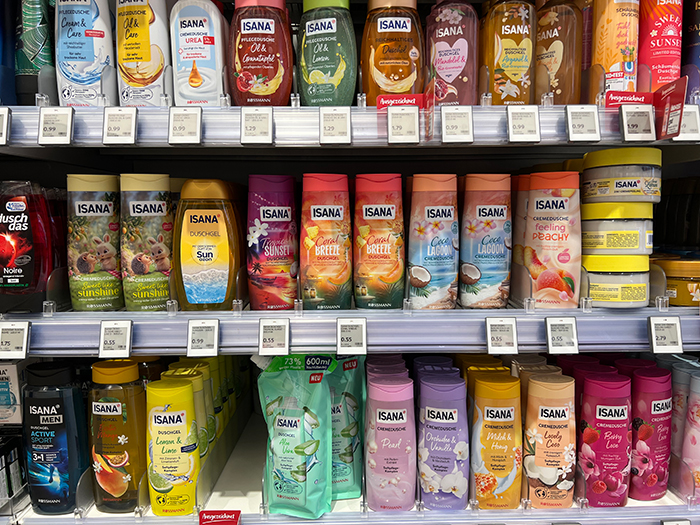 「Isana」の商品棚