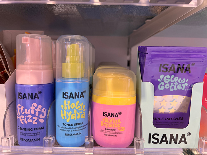 カラフルな「Isana」の商品パッケージ