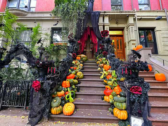 豪華なハロウィンの飾り付けをしている家