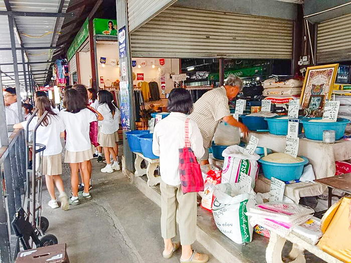 市場での量り売りの様子
