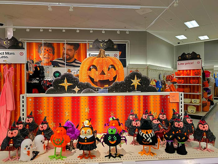可愛らしいハロウィン飾りが売られている