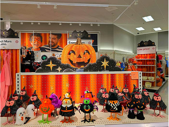 ハロウィンの街を彩る装飾と季節限定パッケージ