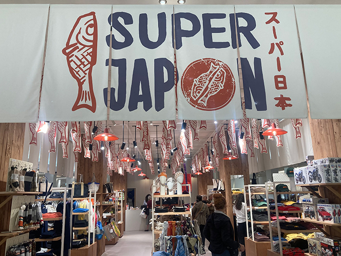 スーパー日本という言葉と鯉のぼりが描かれたのれん風POP