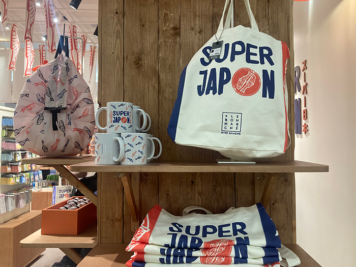 オリジナルグッズのマグカップやトートバッグ