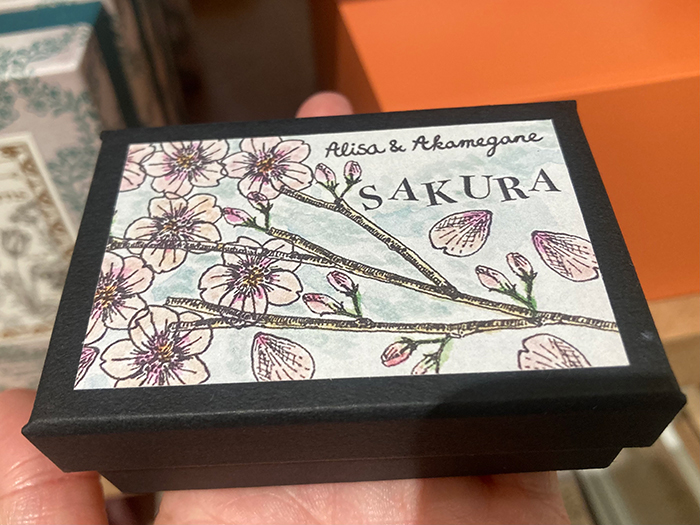 桜柄の黒いパッケージ
