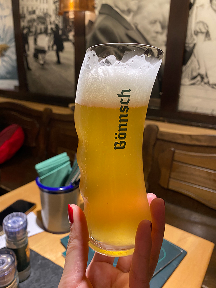 Bönnschを手に持っている様子