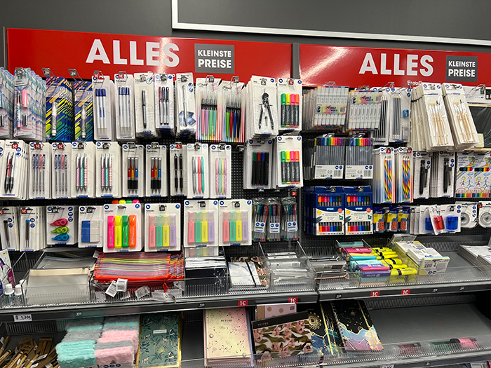 日本の100円ショップで見かけそうな商品が数多く並んでいる