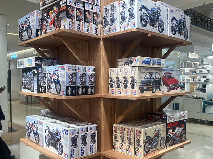 日本車を題材にしたフィギュアがたくさん並べられている